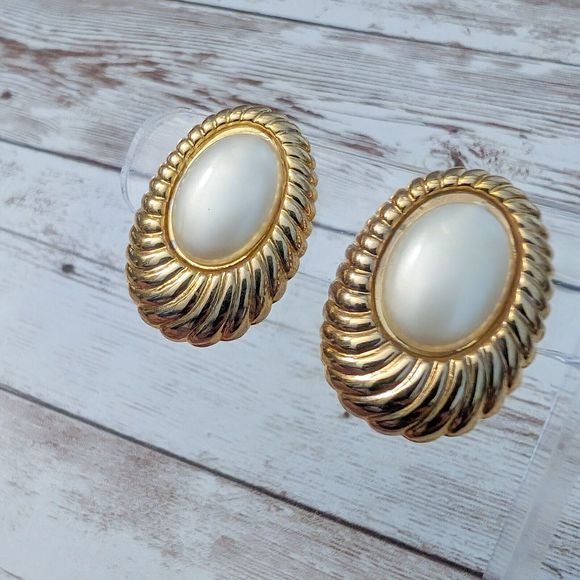 Vintage Clip On Earrings - Just Over 1 & 1/8" Gold Tone & Faux Pearl Oval - Picture 2 of 7